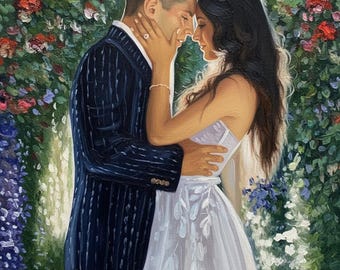Puede incluir: Una pintura al óleo de dos figuras de pie muy juntas. Una figura viste un blazer azul oscuro a rayas y pantalones blancos. La otra figura viste un vestido blanco sin tirantes con adornos en forma de hojas, rodeadas de flores rojas y blancas.
