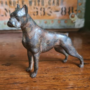 Boxeador de bronce antiguo, firmado.