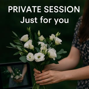 Puede incluir: Un ramo de rosas blancas y follaje verde se sostiene frente a un fondo verde oscuro. El texto "PRIVATE SESSION Just for you" se muestra en la parte superior. Un reflejo del ramo es visible en una pantalla.