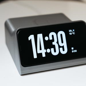 Dock per iPhone in modalità standby stampato in 3D con slot MagSafe e Apple Watch