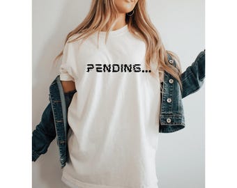 保留中の読み込みバーのシャツ、面白い待機デザイン、先延ばし好きの方に最適、ユーモアあふれるギフトアイデア、ミニマルなグラフィックシャツ