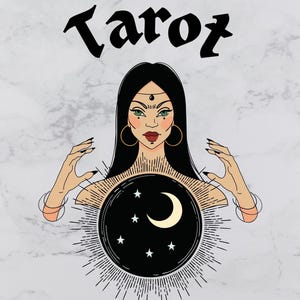 Puede incluir: Una mujer con el pelo largo y negro y una luna creciente y estrellas en una bola de cristal. La palabra "Tarot" está escrita sobre su cabeza.