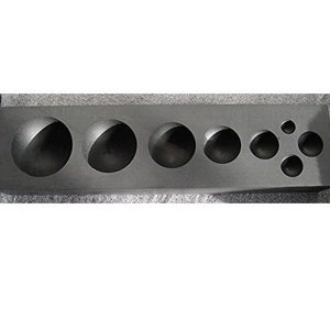 Op de afbeelding: Een zwart metalen gereedschap met zeven ronde gaten van verschillende groottes. Het gereedschap wordt gebruikt om gaten van verschillende groottes in metaal te maken.