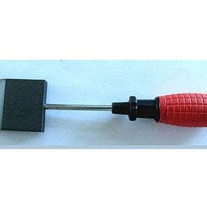 Op de afbeelding: Een zwarte en grijze schraper met een rood en zwart handvat. De schraper heeft een vierkante kop en een lange metalen schacht.