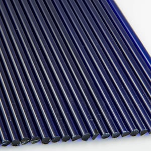 Könnte beinhalten: Nahaufnahme von zahlreichen parallelen, dunkelblauen Glasstäben. Die Stäbe sind eng angeordnet und erzeugen eine strukturierte Oberfläche mit hellen Glanzlichtern. Die Enden der Stäbe sind sichtbar.