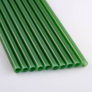 Könnte beinhalten: Ein Bündel mit 10 grünen Plastik-Trinkhalmen.