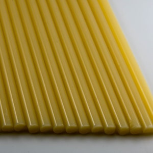 Könnte beinhalten: Nahaufnahme eines Bündels langer, dünner, gelber Nudeln.