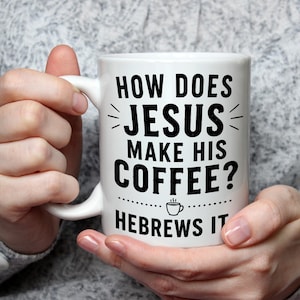 ¿Cómo prepara Jesús su café? Hebreos. Taza divertida con chiste sobre café. Taza con juego de palabras religioso. Taza con humor para la oficina. Regalo novedoso. Taza de café divertida para el trabajo.