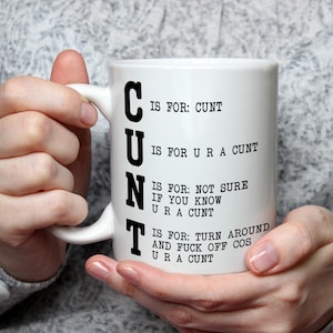Może przedstawiać: Biały ceramiczny kubek z czarnym tekstem, który układa się pionowo w słowo CUNT, gdzie każda litera rozpoczyna linię: C IS FOR: CUNT, U IS FOR U R A CUNT, N IS FOR: NOT SURE IF YOU KNOW U R A CUNT, T IS FOR: TURN AROUND AND FUCK OFF COS U R A CUNT.