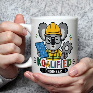 Taza de ingeniero koalizada. Divertido regalo de ingeniería con koala para graduados, compañeros, ascensos laborales, cumpleaños, Navidad. Regalo técnico en el Reino Unido.