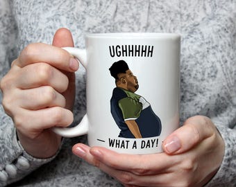 Tazza divertente "Harvey What A Day" con meme del Regno Unito, tazza con citazione virale, tazza da caffè divertente, tazza umoristica da ufficio, regalo originale, tazza con meme del Regno Unito, citazione virale di TikTok.
