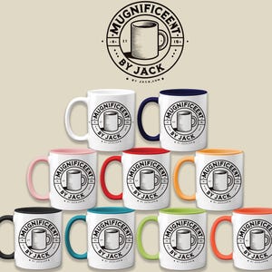 K&ouml;nnte beinhalten: Eine Auswahl an wei&szlig;en Keramikbechern mit unterschiedlich farbigen Griffen und Innenr&auml;ndern. Jeder Becher zeigt ein rundes Logo mit einer Kaffeetassen-Illustration und dem Text "MUGNIFICENT BY JACK". Das Logo wird auf jedem Becher wiederholt.