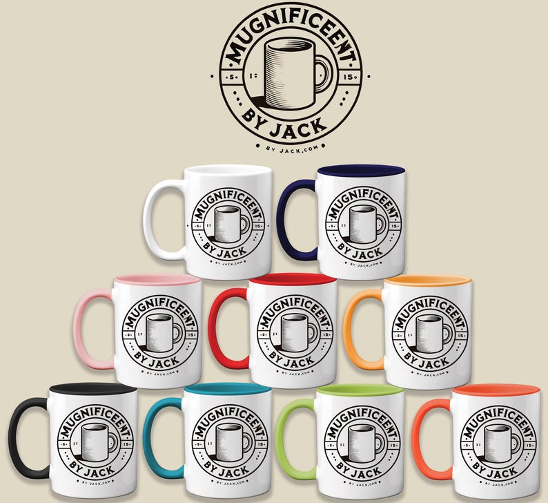 K&ouml;nnte beinhalten: Eine Auswahl an wei&szlig;en Keramikbechern mit unterschiedlich farbigen Griffen und Innenr&auml;ndern. Jeder Becher zeigt ein rundes Logo mit einer Kaffeetassen-Illustration und dem Text "MUGNIFICENT BY JACK". Das Logo wird auf jedem Becher wiederholt.
