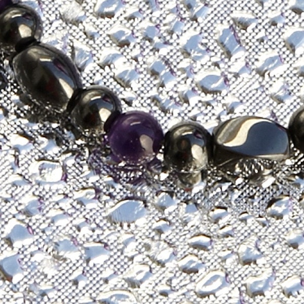 Zeitloses schwarzes magnetisches Fußkettchen mit runden Amethystakzent-Perlen - ovale, runde und gedrehte magnetische Perlen