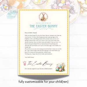 Puede incluir: Una carta de Pascua imprimible del Conejo de Pascua para un niño. La carta está decorada con un borde amarillo y una ilustración de un conejo. El texto dice "From the Desk of the Easter Bunny" y "Querido/a [Nombre del niño/a], ¡Hola, mi pequeño amigo! Soy yo, el Conejo de Pascua, escribiéndote desde mi madriguera acogedora. He estado ocupado saltando por ahí, pintando huevos en los colores más brillantes, y llenando cestas con deliciosos dulces solo para ti! La primavera está casi aquí, y no puedo esperar a visitar tu casa con algunas sorpresas especiales. ¿Has sido amable y servicial? Apuesto a que sí - ¡he oído cosas tan buenas de mis ayudantes conejos! Sigue siendo tu increíble yo, y tal vez encuentres un huevo de chocolate o dos escondido en un lugar secreto. Ah, y si ves zanahorias por ahí, siéntete libre de dejar una para mí - ¡me da un poco de hambre con todo este salto! Estaré allí antes de que te des cuenta, así que mantén los ojos bien abiertos para pistas coloridas. ¡Te deseo un día lleno de sonrisas y sol! Tu amigo peludo. El Conejo de Pascua (P.S. Dale mis saludos a tu animal de peluche favorito!)"