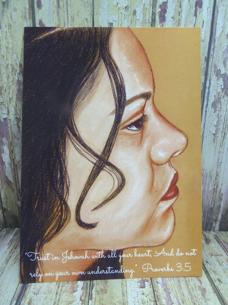 Puede incluir: Una ilustraci&oacute;n digital de un rostro de mujer de perfil. La mujer tiene el pelo largo y oscuro y mira hacia la derecha. El fondo es de color marr&oacute;n claro. El texto "Trust in Jehovah with all your heart, And do not rely on your own understanding." Proverbs 3:5 est&aacute; impreso en la parte inferior de la imagen.