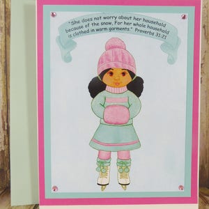 Tarjeta de felicitación de la chica de la patinadora de hielo - Hogar vestido con ropas cálidas - Proverbios 31:21 Escritura - Arte pasteles de tiza
