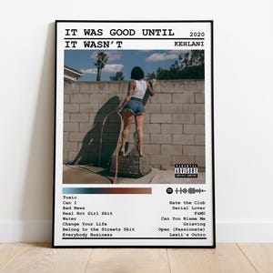 以下が含まれることがあります： ケーラニのアルバム「It Was Good Until It Wasn't」のアルバムカバーアート。アルバムカバーには、デニムスカートと白いタンクトップを着た女性がレンガの壁の前に立っている様子が描かれている。アルバムタイトルはカバーの上部に黒文字で印刷されている。アルバムのリリース日は、2020年とアルバムタイトルの右側に黒文字で印刷されている。アーティストの名前、ケーラニは、アルバムタイトルの下に黒文字で印刷されている。アルバムのトラックリストは、カバーの下部に黒文字で印刷されている。