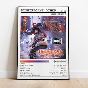 Könnte beinhalten: Ein Schwarzweiß-Albumcover mit der Band Limp Bizkit. Das Album trägt den Titel "Significant Other" und wurde 1999 veröffentlicht. Das Cover zeigt eine Person in einem schwarzen und roten Outfit mit ausgestrecktem Arm. Der Hintergrund ist eine Stadtlandschaft mit einem lila und blauen Himmel.