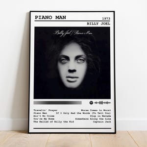 Puede incluir: Una portada de álbum en blanco y negro para el álbum "Piano Man" de Billy Joel. La portada del álbum presenta una foto en blanco y negro de la cara de Billy Joel. El título del álbum y el nombre del artista están impresos en blanco sobre un fondo negro. El álbum fue lanzado en 1973. La portada del álbum también incluye una lista de canciones del álbum: "Travelin' Prayer", "Piano Man", "Ain't No Crime", "You're My Home", "The Ballad of Billy the Kid", "Worse Comes to Worst", "If I Only Had the Words (To Tell You)", "Stop in Nevada", "Somewhere Along the Line", y "Captain Jack".