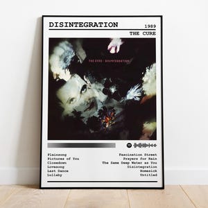 Könnte beinhalten: Ein Schwarzweiß-Albumcover für das 1989 erschienene Album "Disintegration" von The Cure. Das Albumcover zeigt ein Schwarzweißfoto eines Gesichts mit verschwommenem Hintergrund. Der Albumtitel "Disintegration" ist in schwarzer Schrift oben auf dem Cover gedruckt. Der Albumkünstler "The Cure" ist in schwarzer Schrift unter dem Albumtitel gedruckt. Das Album-Veröffentlichungsjahr "1989" ist in schwarzer Schrift rechts neben dem Albumtitel gedruckt. Die Album-Tracklist ist in schwarzer Schrift unten auf dem Cover gedruckt.