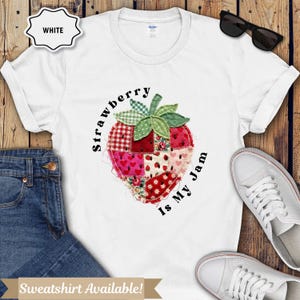 Camisa Patchwork Strawberry, una encantadora y acogedora camisa para mujer, sudadera cottagecore única, regalo para ella, amante de la jardinería, mamá, abuela, mejor amiga.