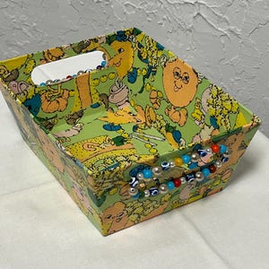 Fantazyjny, wielozadaniowy kosz prezentowy z lat 70. wykonany techniką decoupage, wykonany z autentycznego, zabytkowego papieru prezentowego i koralików z biżuterii kostiumowej BLING