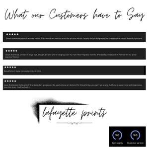 Op de afbeelding: Witte achtergrond met de handgeschreven tekst "What our Customers have to Say". Daaronder klantbeoordelingen met 5-sterrenbeoordelingen. Het logo van "lafayette prints" is ook zichtbaar, samen met beoordelingen van artikelkwaliteit en klantenservice.