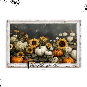 Könnte beinhalten: Ein gerahmter Druck mit einer Herbstszene. Sonnenblumen, weiße Kürbisse und orangefarbene Kürbisse sind mit weißen und gelben Blumen angeordnet. Der Druck befindet sich in einem weißen, verwitterten Rahmen. Der Text "Lafayette prints" befindet sich unten.
