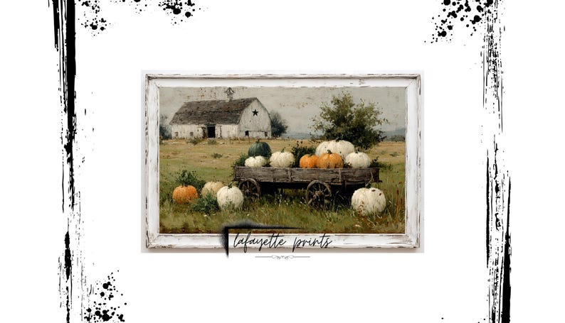 Op de afbeelding: Een ingelijste print toont een rustieke herfstsc&egrave;ne. Een schuur met een ster staat op de achtergrond. Een houten kar is gevuld met pompoenen in verschillende kleuren. De print wordt omgeven door een witte, verweerde lijst.