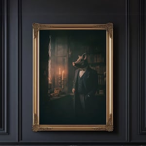 Op de afbeelding: Een ingelijst kunstwerk toont een varkenskopfiguur in een pak, staand in een schemerige kamer met kaarsen en een boekenplank. Het kunstwerk staat in een gouden, sierlijke lijst, boven een grijze fluwelen bank en gouden salontafels.