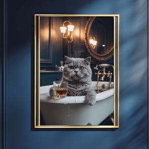 洗練された猫のアートプリント。面白いバスルームの装飾。バスタブにウィスキーを入れた猫。猫好きの方へのギフト。ペットの飼い主やウィスキーファンのための風変わりなウォールアート。