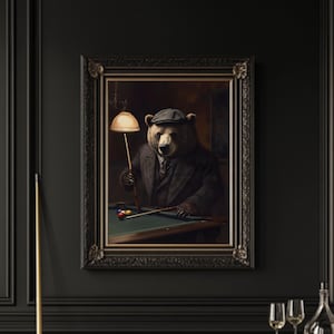 Puede incluir: Una pintura enmarcada de un oso con una gorra y un traje, jugando al billar. El oso sostiene un taco de billar y mira a la cámara. La pintura está ambientada en una habitación oscura con una lámpara en el fondo.