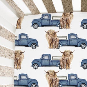 Sábana de cuna de camiones vintage, vivero de vacas de las tierras altas, sábana de cuna para bebés, ropa de cama para bebés de automóviles, decoración rústica, idea de regalo de baby shower, mini sábana de cuna