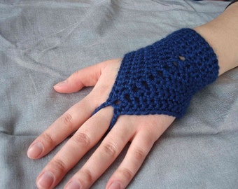 Könnte beinhalten: Ein blauer, fingerloser Handschuh aus Häkelarbeit mit einem dekorativen Lochmuster. Der Handschuh wird an der Hand einer Person getragen.