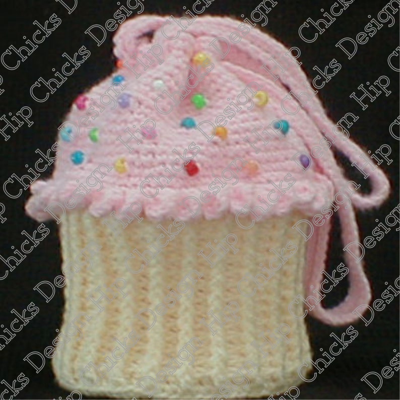 Peut inclure: Un sac &agrave; main en forme de cupcake crochet&eacute; rose avec une base de cupcake crochet&eacute; blanche et une bandouli&egrave;re rose. Le cupcake est d&eacute;cor&eacute; de perles color&eacute;es.