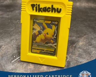Soporte de carga superior estilo cartucho de juego, expositor personalizado de cartas TCG retro + almacenamiento de paquetes / Accesorio para juegos Pokémon/Magic/TGC