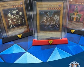 Expositor de cartas coleccionables de YUGIOH / Soporte de carga superior acrílico TCG con ícono / Compatible con cartas con fundas para Pokémon TCG, Magic y Lorcana