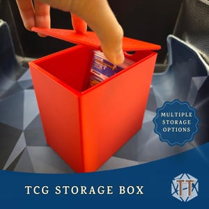 Könnte beinhalten: Eine leuchtend rote TCG-Aufbewahrungsbox, deren Deckel geöffnet wird und einen Stapel Karten im Inneren zeigt. Die Box ist quadratisch und trägt am unteren Rand den Text "TCG STORAGE BOX". Das Bild enthält auch den Text "MULTIPLE STORAGE OPTIONS".