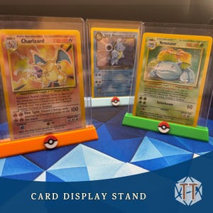 Présentoir pour cartes à collectionner personnalisé | Support pour chargeur vertical TCG en acrylique avec icône | Convient aux cartes avec pochette pour Pokémon TCG, Magic, Lorcana, Yugioh