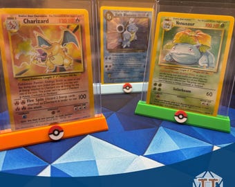 Expositor de cartas coleccionables personalizado/Soporte de carga superior acrílico TCG con icono/Compatible con cartas con fundas para Pokémon TCG, Magic, Lorcana y Yu-Gi-Oh!