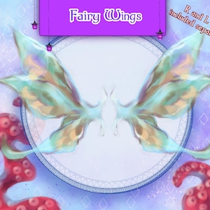Puede incluir: Un par de alas de hada iridiscentes con un esquema de color azul claro y amarillo. Las alas están sobre un fondo morado con un círculo blanco y un borde azul. El texto "Fairy Wings" está escrito en un cuadro morado encima de las alas. El texto "R and L wing included separately" está escrito en un cuadro morado en la esquina superior derecha de la imagen.