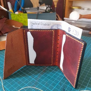 Cartera de piel, para billetes y tarjetas, hecha a mano y cosida a mano.