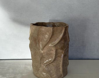 Handgemaakte keramische rimpelvaas, sculpturale getextureerde vaas, ambachtelijk aardewerk interieur, decoratieve keramische vaas