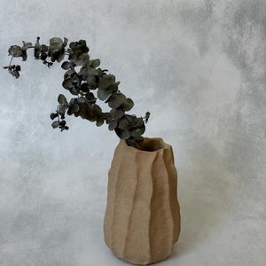 Vase en pierre froissée, Vase en céramique fait main avec finition en pierre texturée, Poterie sculpturale, Décoration d'intérieur artisanale, Pièce unique