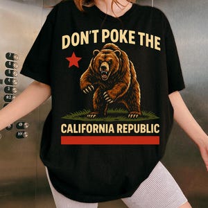 California Republic Bear Graphic T-Shirt with Don’t Poke the Bear Slogan, Vintage Angry Grizzly Design, Bold West Coast Pride Tee