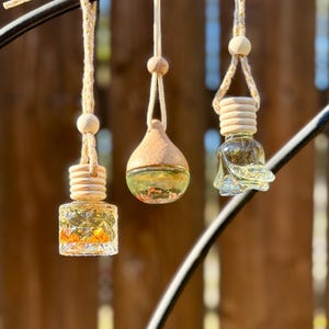 Glas-Autoöl-Diffusoren: Verschiedene Stile, mit Duftöl angereichert