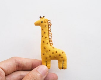 Broche brodée girafe