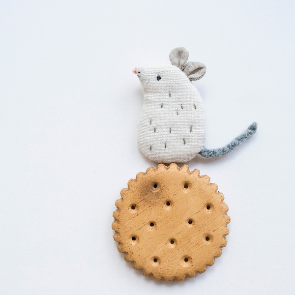 Mouse mini embroidered brooch pin - Chamomile