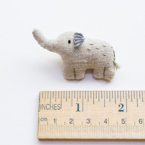 Elephant mini hand-embroidered brooch pin - Elle